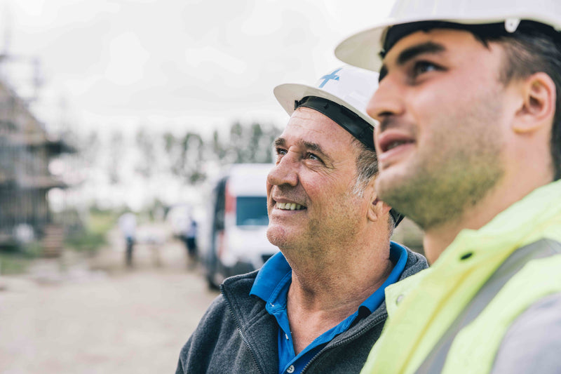 twee_mannen_op_bouwplaats_met_bouwhelm